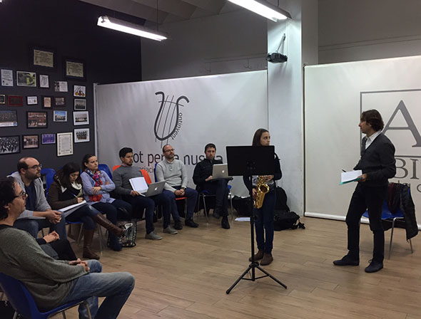 Hemeroteca, Roberto Turlo, oboe solista de la orquesta de Valencia, impartiendo una jornada formativa al profesorado de AD LIBITUM