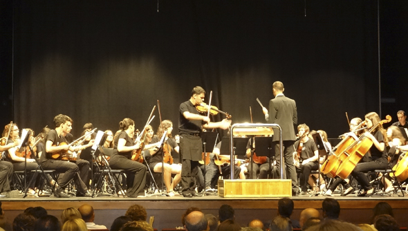 El tubista David Llacer divirtió a ritmo de mambo en el concierto de la Orquesta Sinfónica ATRIVM