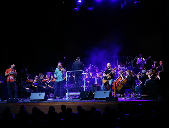 La inédita fusión de Celtas Cortos y la Orquestra Simfònica Caixa Ontinyent atrae a varias generaciones