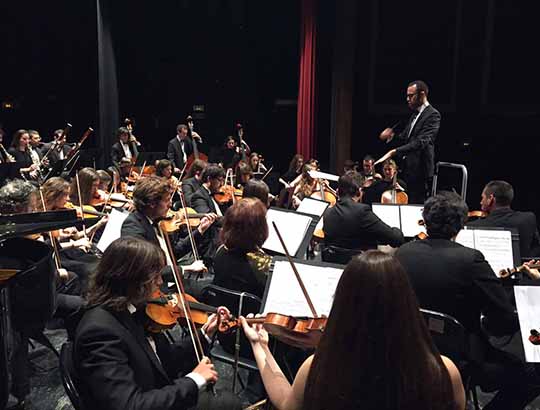 La Orquestra Simfònica Caixa Ontinyent, renovada y ampliada, se estrena con lleno absoluto del Teatro Echegaray